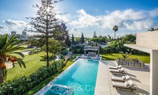 Villa boutique de arquitectura en venta, primera línea de golf Las Brisas en Nueva Andalucía, Marbella 72639 