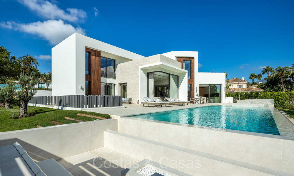 Villa boutique de arquitectura en venta, primera línea de golf Las Brisas en Nueva Andalucía, Marbella 72650