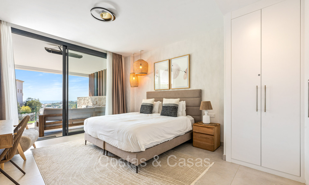 Listo para entrar a vivir, moderno y elegante apartamento con jardín privado y vistas al mar en venta en el este de Marbella 72721