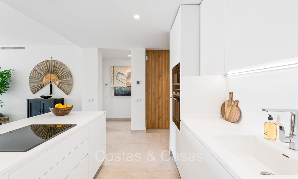 Listo para entrar a vivir, moderno y elegante apartamento con jardín privado y vistas al mar en venta en el este de Marbella 72726