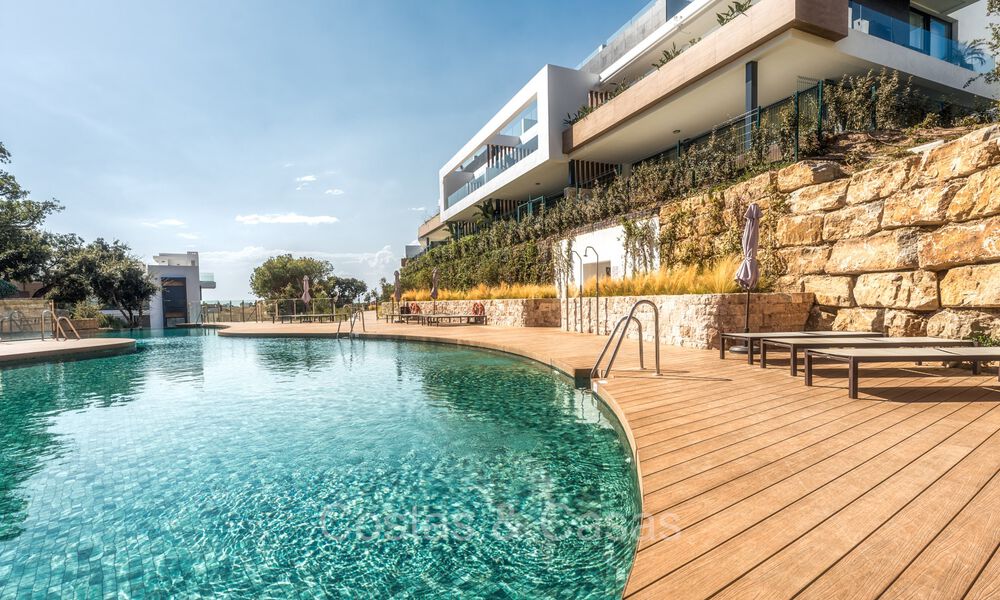 Listo para entrar a vivir, moderno y elegante apartamento con jardín privado y vistas al mar en venta en el este de Marbella 72739