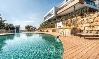 Listo para entrar a vivir, moderno y elegante apartamento con jardín privado y vistas al mar en venta en el este de Marbella 72739 