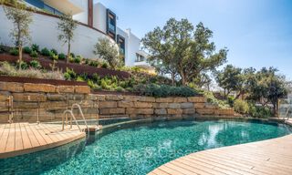 Listo para entrar a vivir, moderno y elegante apartamento con jardín privado y vistas al mar en venta en el este de Marbella 72740 