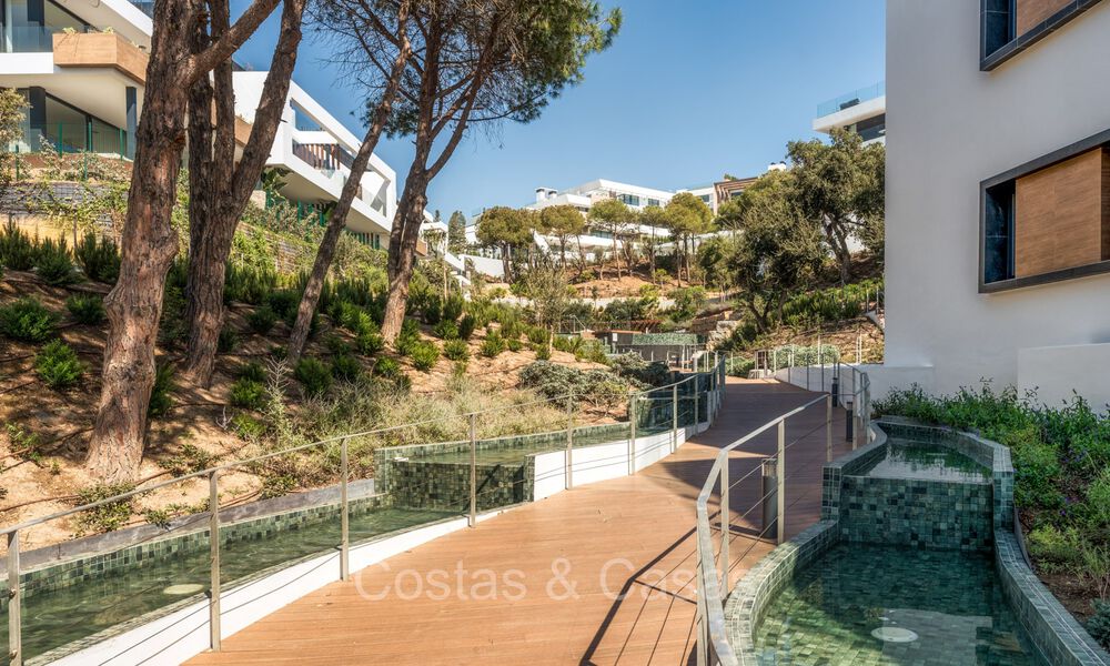 Listo para entrar a vivir, moderno y elegante apartamento con jardín privado y vistas al mar en venta en el este de Marbella 72742