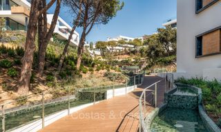 Listo para entrar a vivir, moderno y elegante apartamento con jardín privado y vistas al mar en venta en el este de Marbella 72742 