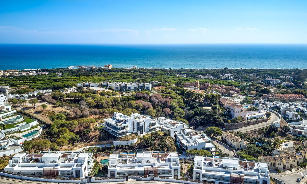 Listo para entrar a vivir, moderno y elegante apartamento con jardín privado y vistas al mar en venta en el este de Marbella 72743