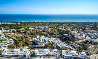 Listo para entrar a vivir, moderno y elegante apartamento con jardín privado y vistas al mar en venta en el este de Marbella 72743 