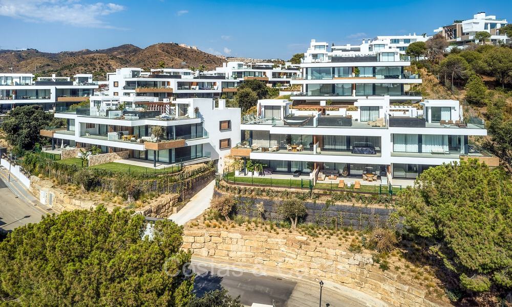 Listo para entrar a vivir, moderno y elegante apartamento con jardín privado y vistas al mar en venta en el este de Marbella 72745