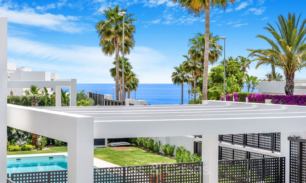 Lista para entrar a vivir, villa de lujo modernista en venta en Marbella Este 72783