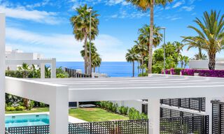 Lista para entrar a vivir, villa de lujo modernista en venta en Marbella Este 72783 