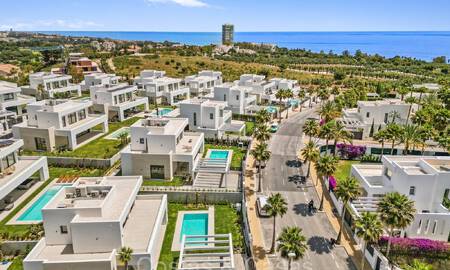 Lista para entrar a vivir, villa de lujo modernista en venta en Marbella Este 72789