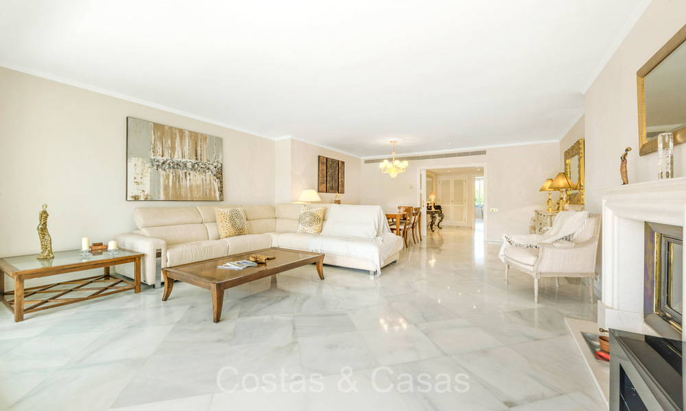 Apartamento en venta en un exclusivo complejo con seguridad permanente en el valle del golf de Nueva Andalucía, Marbella 72794