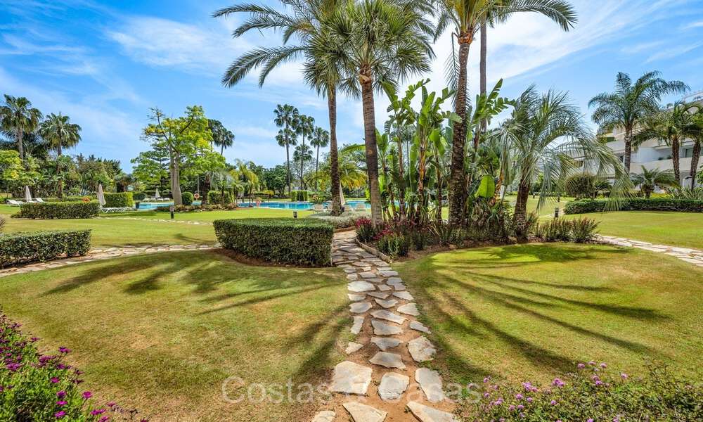 Apartamento en venta en un exclusivo complejo con seguridad permanente en el valle del golf de Nueva Andalucía, Marbella 72795