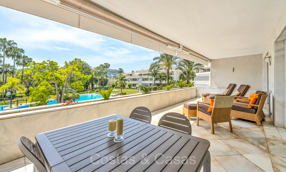 Apartamento en venta en un exclusivo complejo con seguridad permanente en el valle del golf de Nueva Andalucía, Marbella 72796