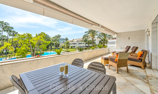 Apartamento en venta en un exclusivo complejo con seguridad permanente en el valle del golf de Nueva Andalucía, Marbella 72796 