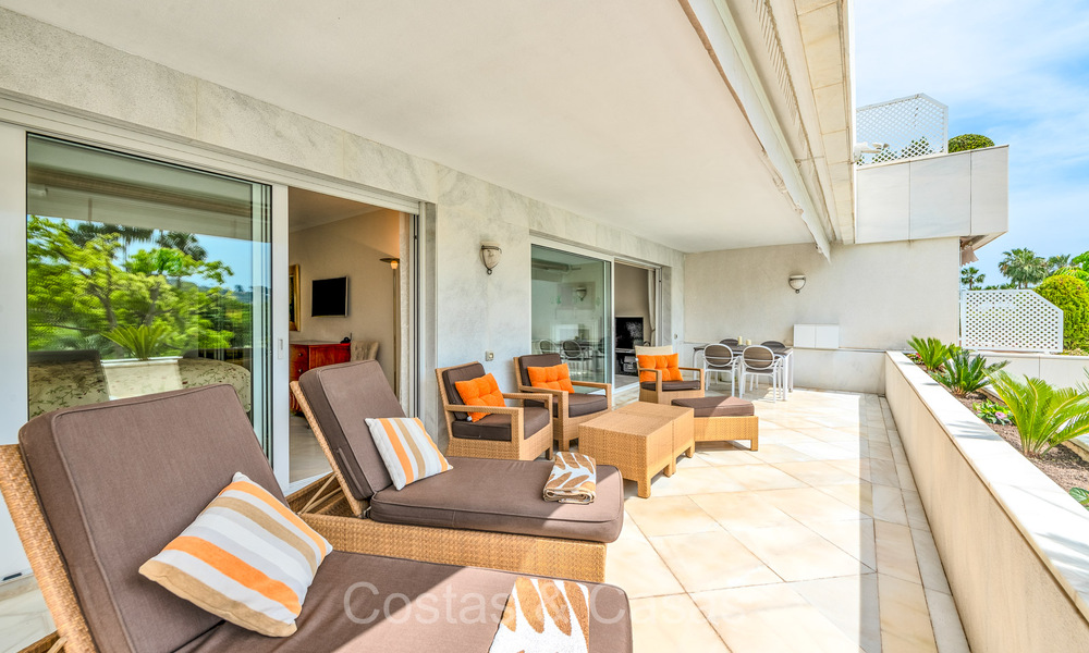 Apartamento en venta en un exclusivo complejo con seguridad permanente en el valle del golf de Nueva Andalucía, Marbella 72797