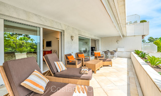 Apartamento en venta en un exclusivo complejo con seguridad permanente en el valle del golf de Nueva Andalucía, Marbella 72797 