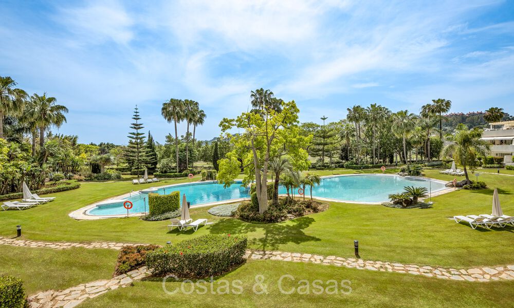 Apartamento en venta en un exclusivo complejo con seguridad permanente en el valle del golf de Nueva Andalucía, Marbella 72798