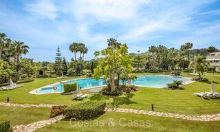 Apartamento en venta en un exclusivo complejo con seguridad permanente en el valle del golf de Nueva Andalucía, Marbella 72798 