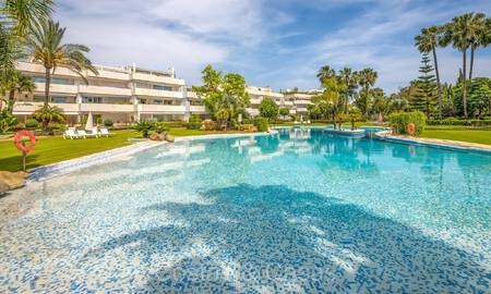 Apartamento en venta en un exclusivo complejo con seguridad permanente en el valle del golf de Nueva Andalucía, Marbella 72816