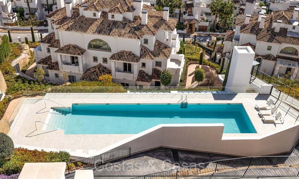 Lujoso apartamento en venta con vistas panorámicas al mar en un complejo boutique en Nueva Andalucía, Marbella 72899