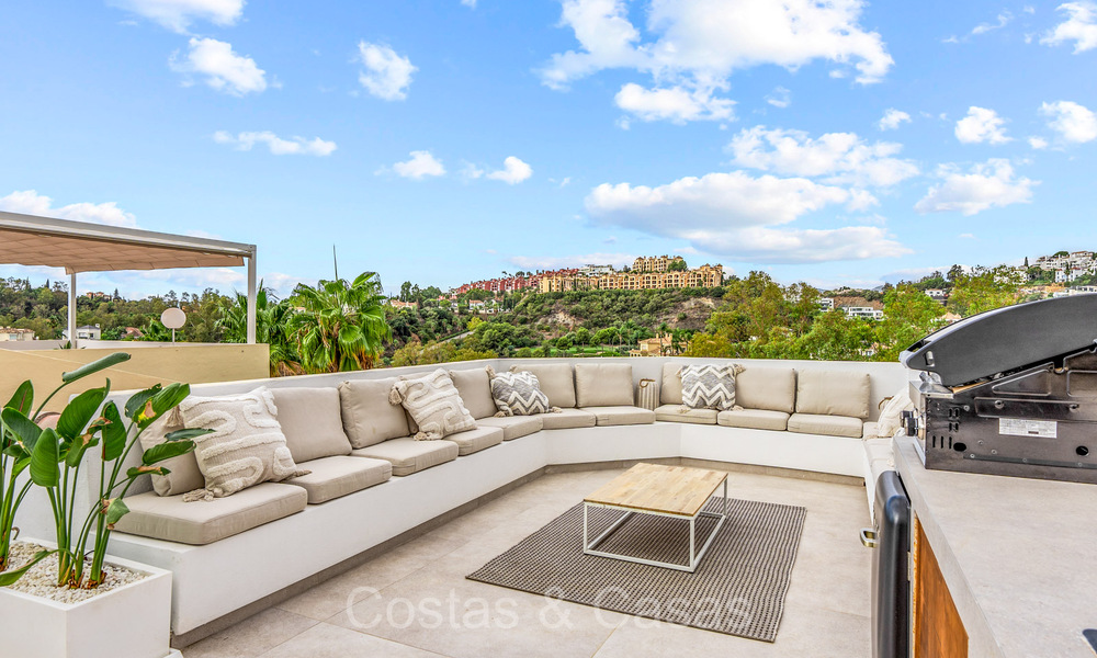 Casa lista para entrar a vivir con un amplio solárium en venta en una comunidad cerrada en La Quinta, Benahavis - Marbella 72976