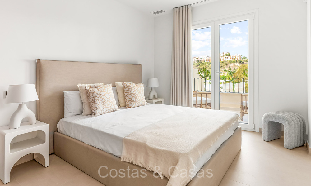 Casa lista para entrar a vivir con un amplio solárium en venta en una comunidad cerrada en La Quinta, Benahavis - Marbella 72995