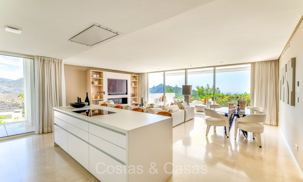 Listo para entrar a vivir, apartamento modernista con jardín y vistas al mar en venta, a poca distancia en coche del centro de Marbella 72883