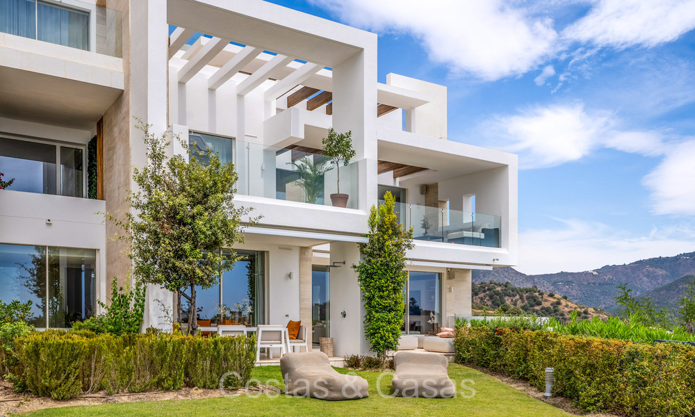 Listo para entrar a vivir, apartamento modernista con jardín y vistas al mar en venta, a poca distancia en coche del centro de Marbella 72888