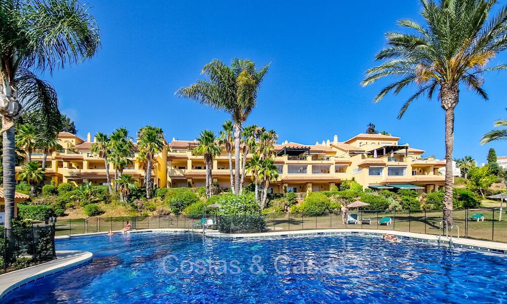 Apartamento en venta a poca distancia de Puerto Banús y la playa en Nueva Andalucía, Marbella 73072