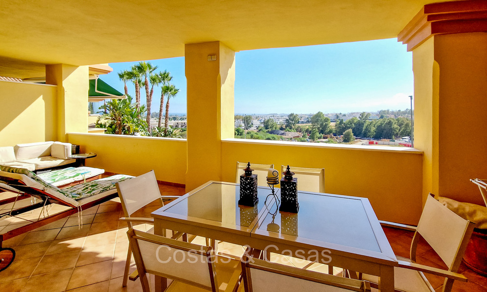 Apartamento en venta a poca distancia de Puerto Banús y la playa en Nueva Andalucía, Marbella 73089