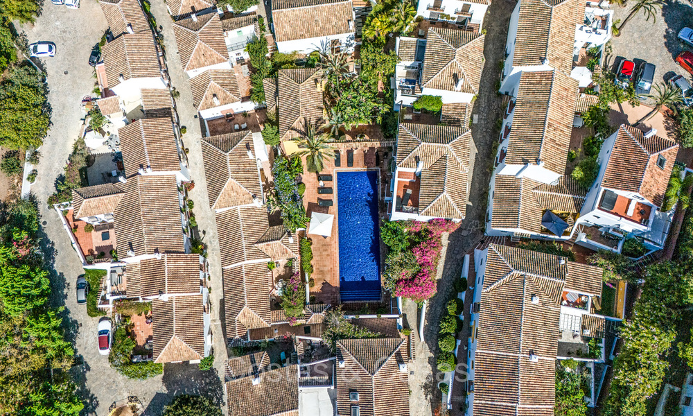 Prestigiosa casa adosada en venta en una exclusiva urbanización 'estilo pueblo' en la Milla de Oro de Marbella 73197