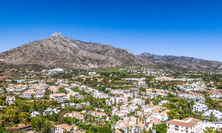 Prestigiosa casa adosada en venta en una exclusiva urbanización 'estilo pueblo' en la Milla de Oro de Marbella 73199 