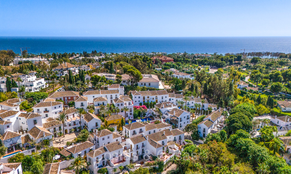 Prestigiosa casa adosada en venta en una exclusiva urbanización 'estilo pueblo' en la Milla de Oro de Marbella 73200