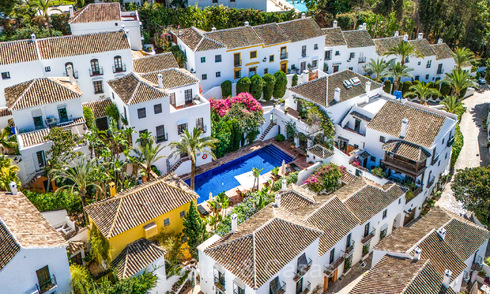 Prestigiosa casa adosada en venta en una exclusiva urbanización 'estilo pueblo' en la Milla de Oro de Marbella 73201