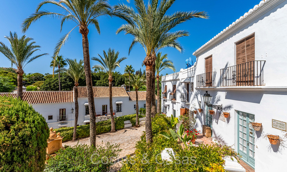 Prestigiosa casa adosada en venta en una exclusiva urbanización 'estilo pueblo' en la Milla de Oro de Marbella 73207