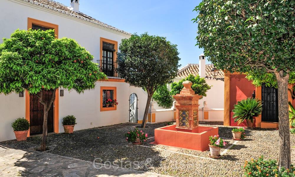 Prestigiosa casa adosada en venta en una exclusiva urbanización 'estilo pueblo' en la Milla de Oro de Marbella 73311