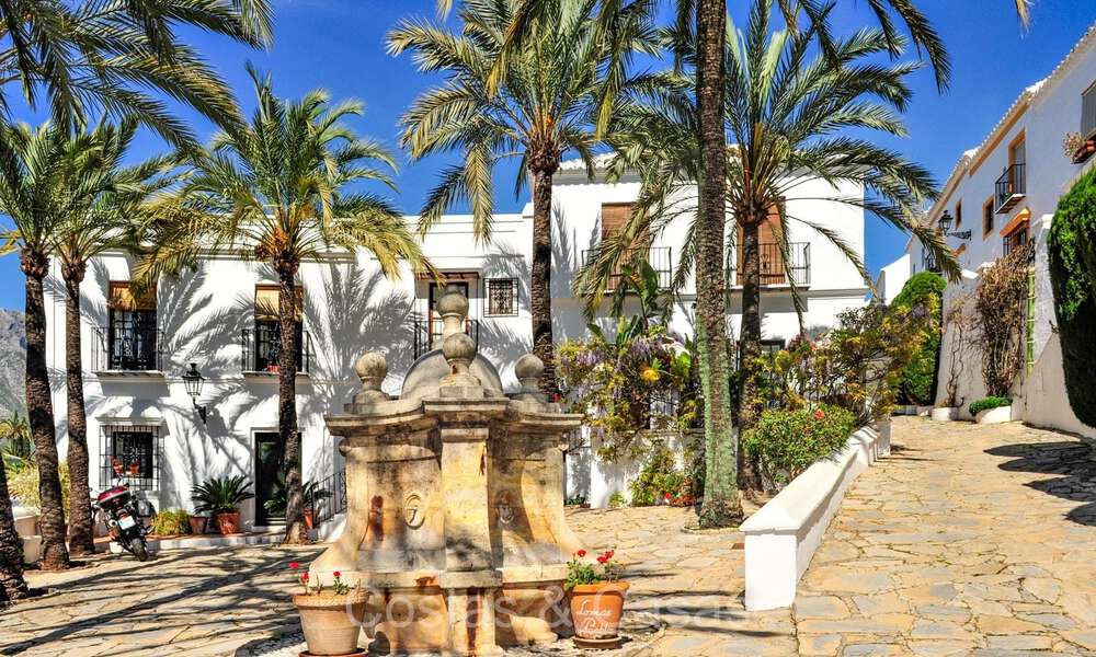 Prestigiosa casa adosada en venta en una exclusiva urbanización 'estilo pueblo' en la Milla de Oro de Marbella 73312