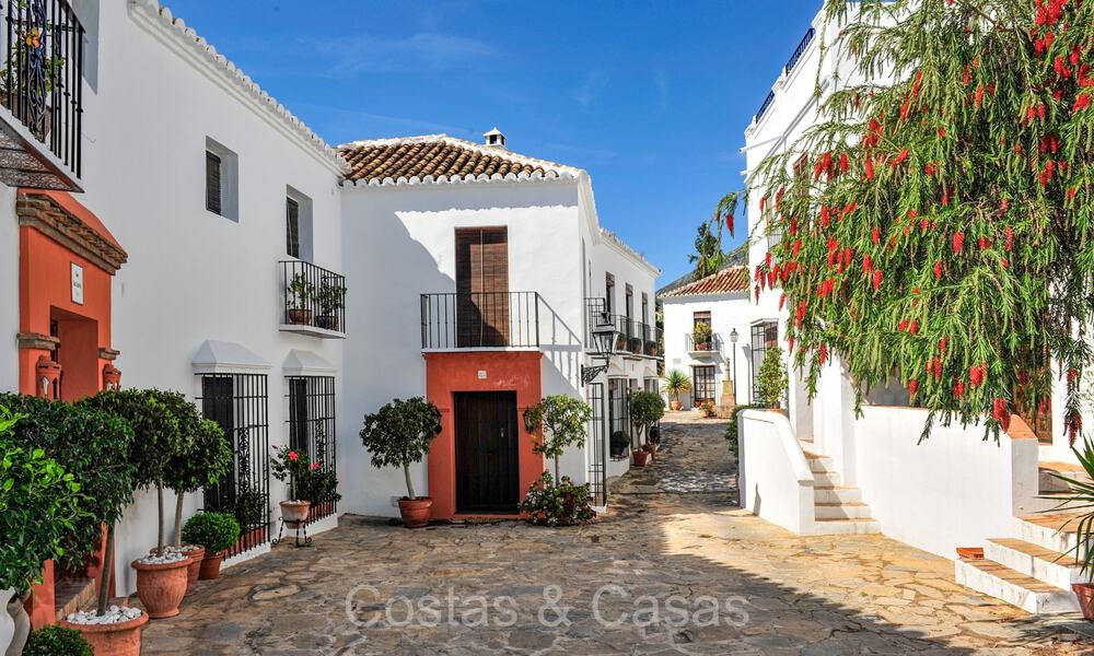 Prestigiosa casa adosada en venta en una exclusiva urbanización 'estilo pueblo' en la Milla de Oro de Marbella 73313