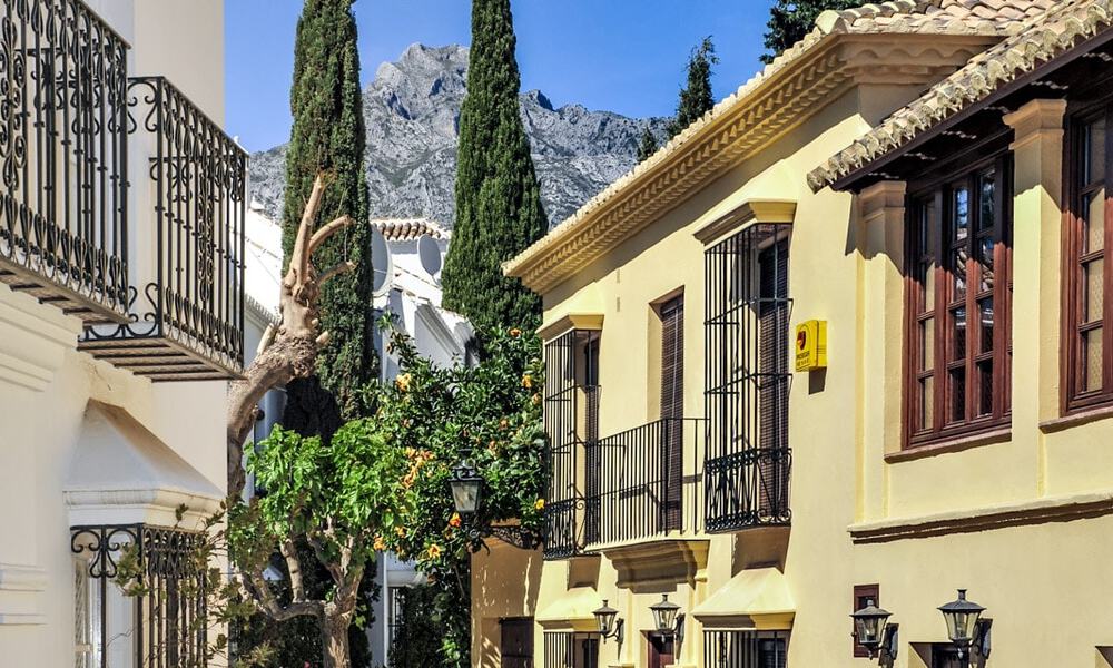 Prestigiosa casa adosada en venta en una exclusiva urbanización 'estilo pueblo' en la Milla de Oro de Marbella 73314