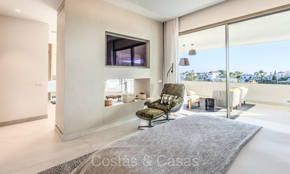 Casa de lujo sofisticada y minimalista en venta en un prestigioso complejo en Nueva Andalucía, Marbella 73143