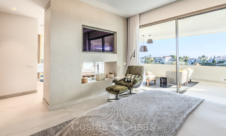 Casa de lujo sofisticada y minimalista en venta en un prestigioso complejo en Nueva Andalucía, Marbella 73143 