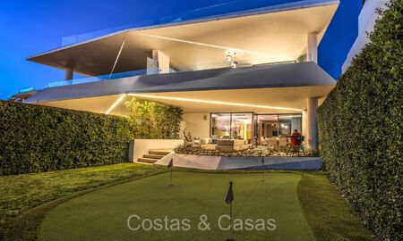 Casa de lujo sofisticada y minimalista en venta en un prestigioso complejo en Nueva Andalucía, Marbella 73149