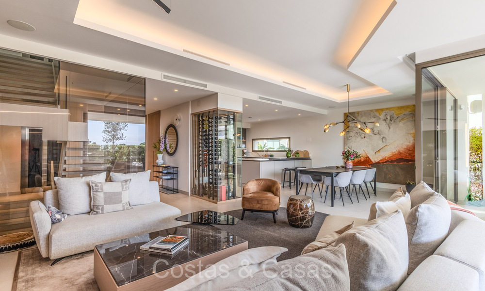 Casa de lujo sofisticada y minimalista en venta en un prestigioso complejo en Nueva Andalucía, Marbella 73157