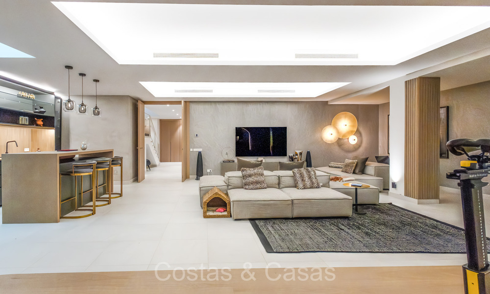 Casa de lujo sofisticada y minimalista en venta en un prestigioso complejo en Nueva Andalucía, Marbella 73174