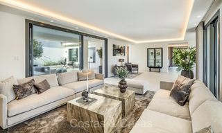 Sofisticada villa de lujo con un estilo arquitectónico mediterráneo moderno en venta en Nueva Andalucía, Marbella 73244 