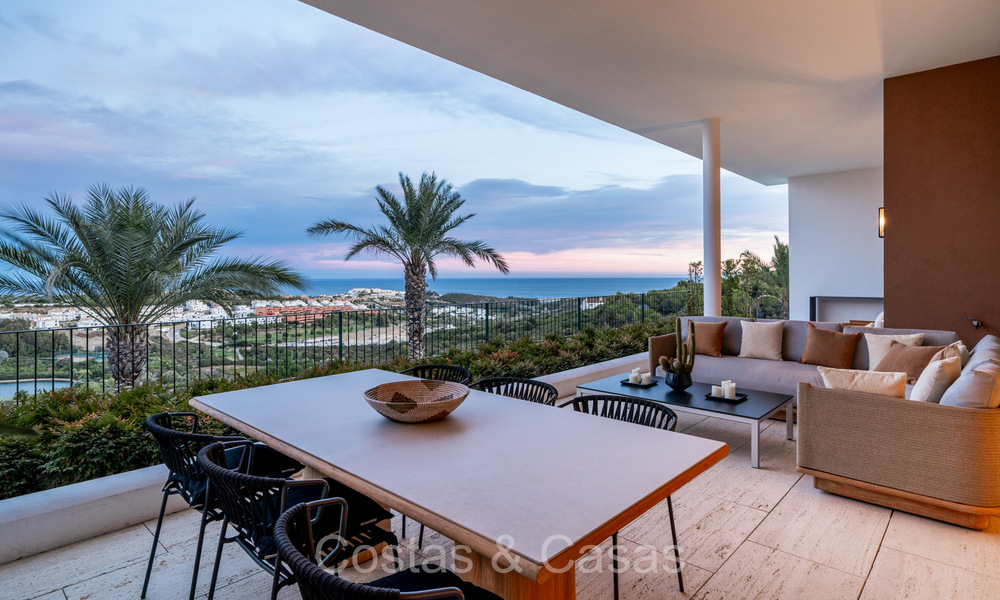 Apartamento de lujo de primera clase con impresionantes vistas al mar en venta en un resort de golf de 5* en Casares, Costa del Sol 73372