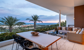 Apartamento de lujo de primera clase con impresionantes vistas al mar en venta en un resort de golf de 5* en Casares, Costa del Sol 73372 