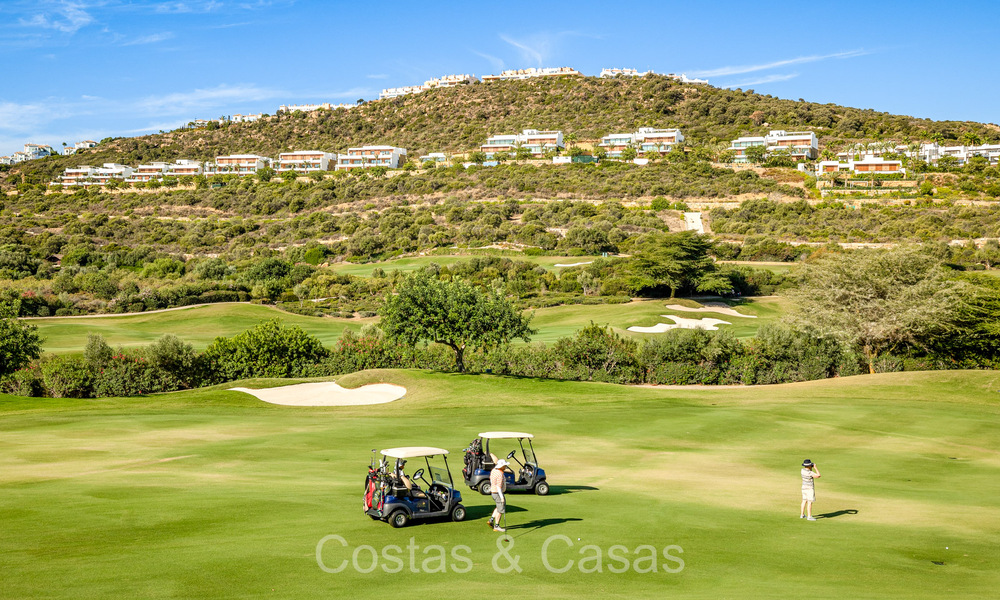 Apartamento de lujo de primera clase con impresionantes vistas al mar en venta en un resort de golf de 5* en Casares, Costa del Sol 73373