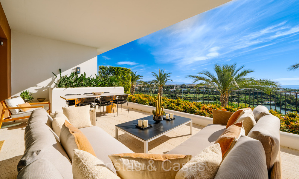 Apartamento de lujo de primera clase con impresionantes vistas al mar en venta en un resort de golf de 5* en Casares, Costa del Sol 73389